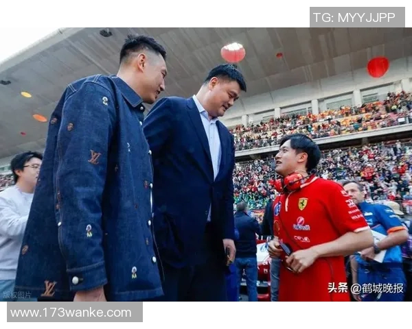 在飞机上偶遇姚明的奇妙时刻与篮球传奇的亲密接触